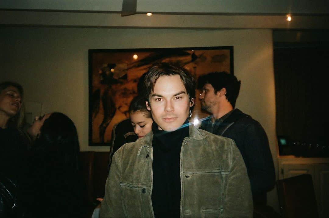 タイラー・ブラックバーンのインスタグラム：「Been MIA working hard on @cwroswellnm and my mental health. Social media really gets under my skin sometimes and I need to push it away. But today I will post this photo that @michaelvlamis took of me because I love him and he said I look hot. 😂」