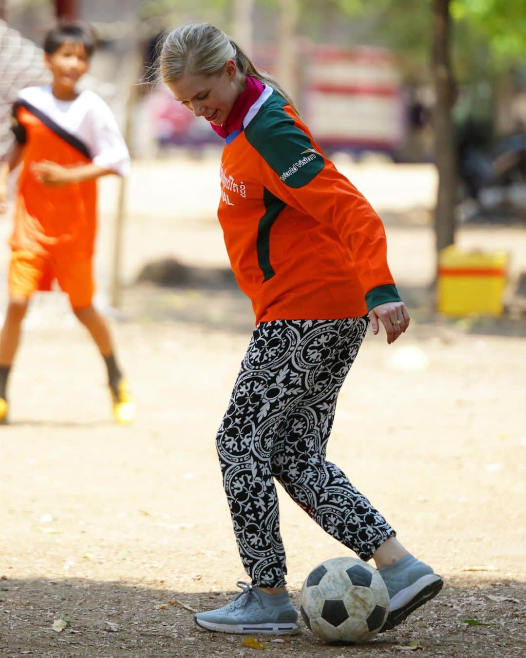 ケイトリン・ウィーバーさんのインスタグラム写真 - (ケイトリン・ウィーバーInstagram)「These photos bring back so many beautiful memories of being in Cambodia earlier this year with @worldvisioncan. I had the honour of meeting so many wonderful children in the communities and experienced how sport is as beneficial to their lives as it is to mine. • Children learn about teamwork on & off the field, are empowered to value themselves, develop positive relationships, gain essential life skills necessary for resilience, and making healthy life choices today & in the future. • For #GivingTuesday this year, I’m inviting you to join us in making an impact to vulnerable children all over the world by purchasing a Sports Equipment gift from the @worldvisioncan Gift Catalogue. The packs contain Soccer balls, volleyballs, basketballs and nets. • Find out how you can create lasting impact on vulnerable children’s lives this #GivingTuesday by checking out my story! #lovecangive」12月4日 4時05分 - ka2sh