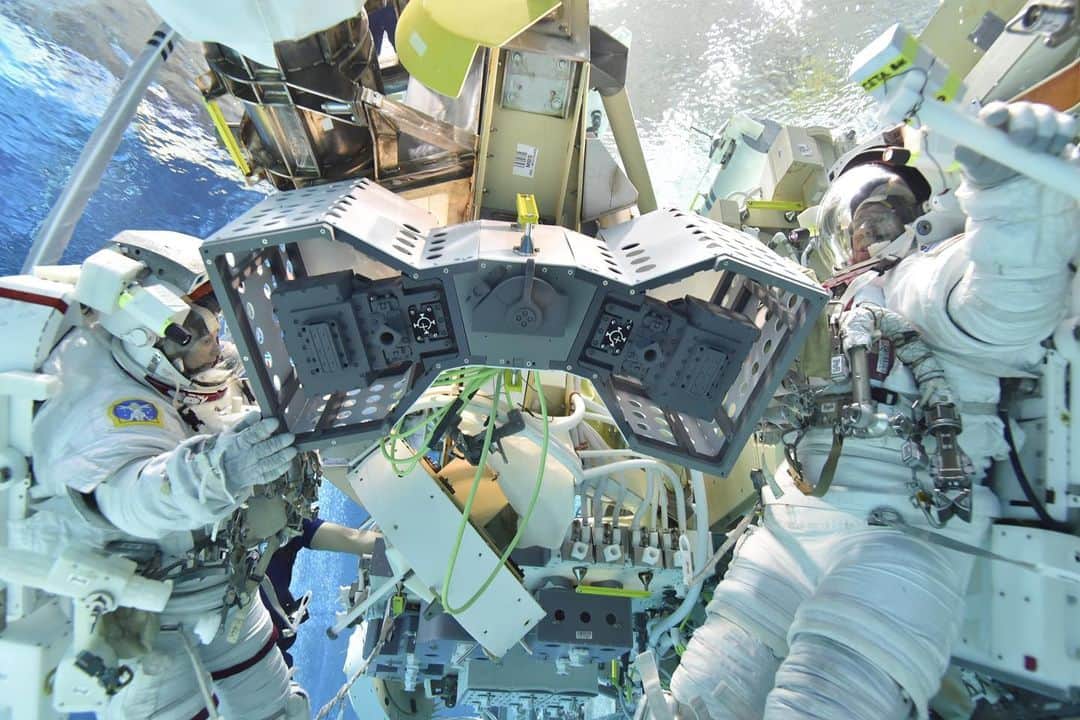 NASAさんのインスタグラム写真 - (NASAInstagram)「🌊 Dive into this: Here, astronauts are practicing underwater to simulate weightlessness for a spacewalk to install RiTS, a “robot hotel” launching tomorrow to the @iss. 🤖  Even robots need a place to stay in space. RiTS will serve as a protective storage unit for robotic tools. Its first residents will be two “sniffer” robots tasked with detecting tiny ammonia leaks on the outside of the station. With the addition of RiTS, tools like these will be much easier and faster to use, helping to keep astronauts safe. 👩‍🚀👨‍🚀 Credits: NASA #iss #space #astronaut #robot #nasa #spacex #launch」12月4日 4時07分 - nasagoddard