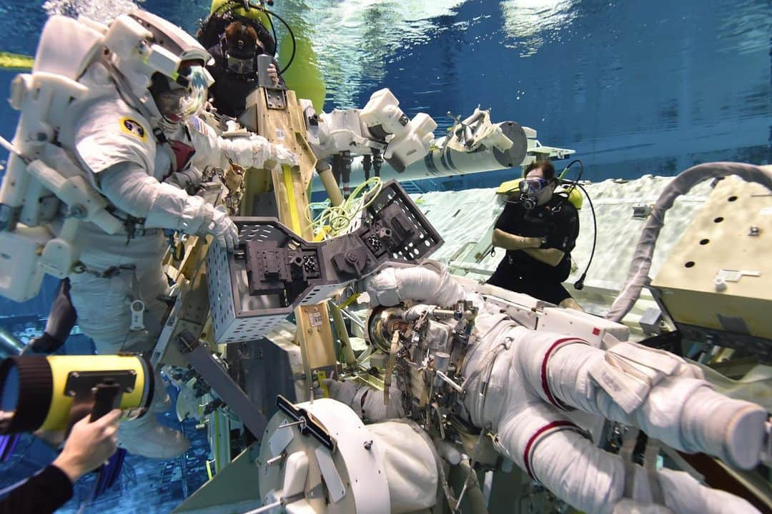 NASAさんのインスタグラム写真 - (NASAInstagram)「🌊 Dive into this: Here, astronauts are practicing underwater to simulate weightlessness for a spacewalk to install RiTS, a “robot hotel” launching tomorrow to the @iss. 🤖  Even robots need a place to stay in space. RiTS will serve as a protective storage unit for robotic tools. Its first residents will be two “sniffer” robots tasked with detecting tiny ammonia leaks on the outside of the station. With the addition of RiTS, tools like these will be much easier and faster to use, helping to keep astronauts safe. 👩‍🚀👨‍🚀 Credits: NASA #iss #space #astronaut #robot #nasa #spacex #launch」12月4日 4時07分 - nasagoddard