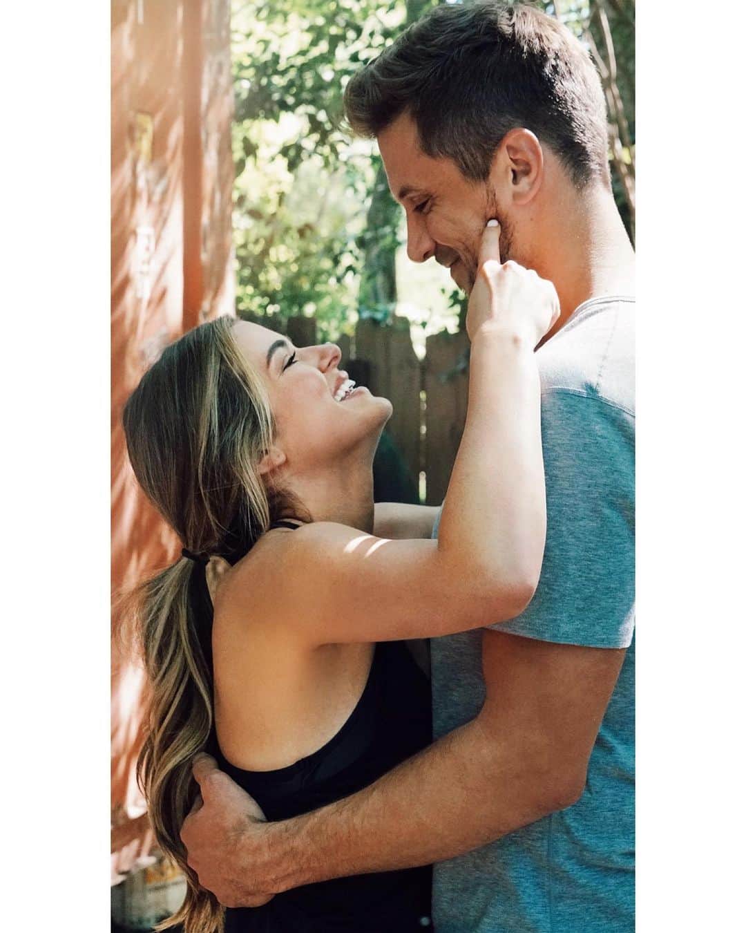 ジョジョ・フレッチャーのインスタグラム：「An actual candid photo that makes my heart just want to explode... 😭  This was taken by one of our crew members while filming Cash Pad this past summer and it just gave me all the feels.  With less than a month left in 2019, I can’t help but feel so happy and grateful for all the adventures this year brought us 💕」