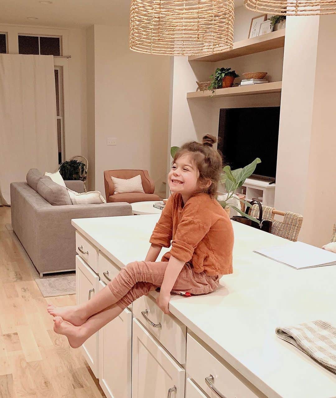 オデット・アナブルのインスタグラム：「I’ve taken a break from insta to gain perspective and look inward while going through some personal stuff. Leaning on those you love and taking time and space for anything going on in your life is always the most healing. AND- This. Chick. ✨」