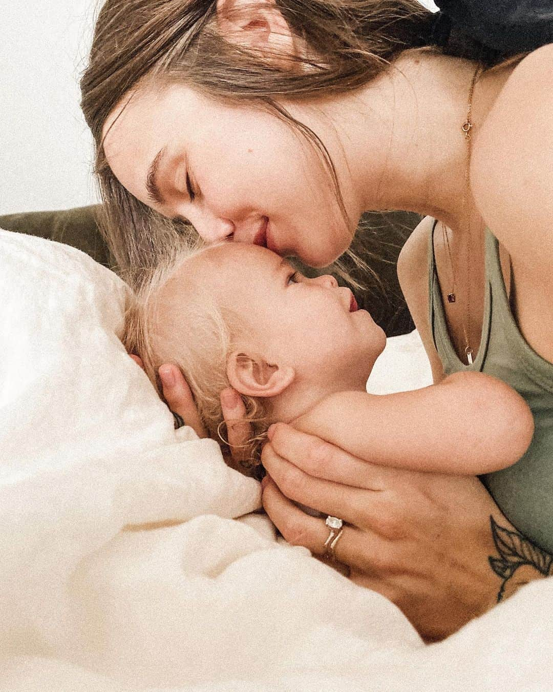 Acacia Brinleyさんのインスタグラム写真 - (Acacia BrinleyInstagram)「Softest moments in the softest linen sheets from @brooklinen ☁️ Today’s @brooklinen ‘s last day for 20% off site wide! For more info, check out my stories & swipe up! #brooklinen #mybrooklinenstyle」12月4日 4時17分 - acaciakersey