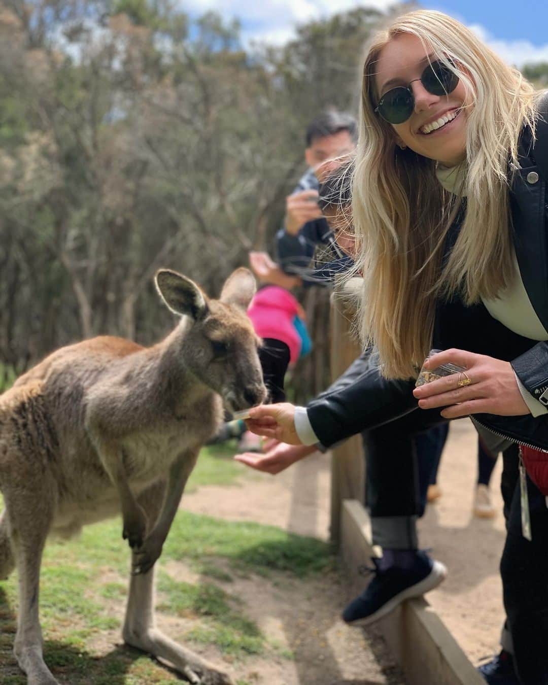 サマンサ・ペスゼックさんのインスタグラム写真 - (サマンサ・ペスゼックInstagram)「Roo’ting for me & my fingers this trip... • When I found out I was coming to Australia, the #1 thing I wanted to do was feed a kangaroo. SUCH a cool experience with such a fun crew! 🦘 If this is just the beginning of the trip, I can’t wait for the rest!! #KangarooLife」12月4日 4時29分 - samanthapeszek