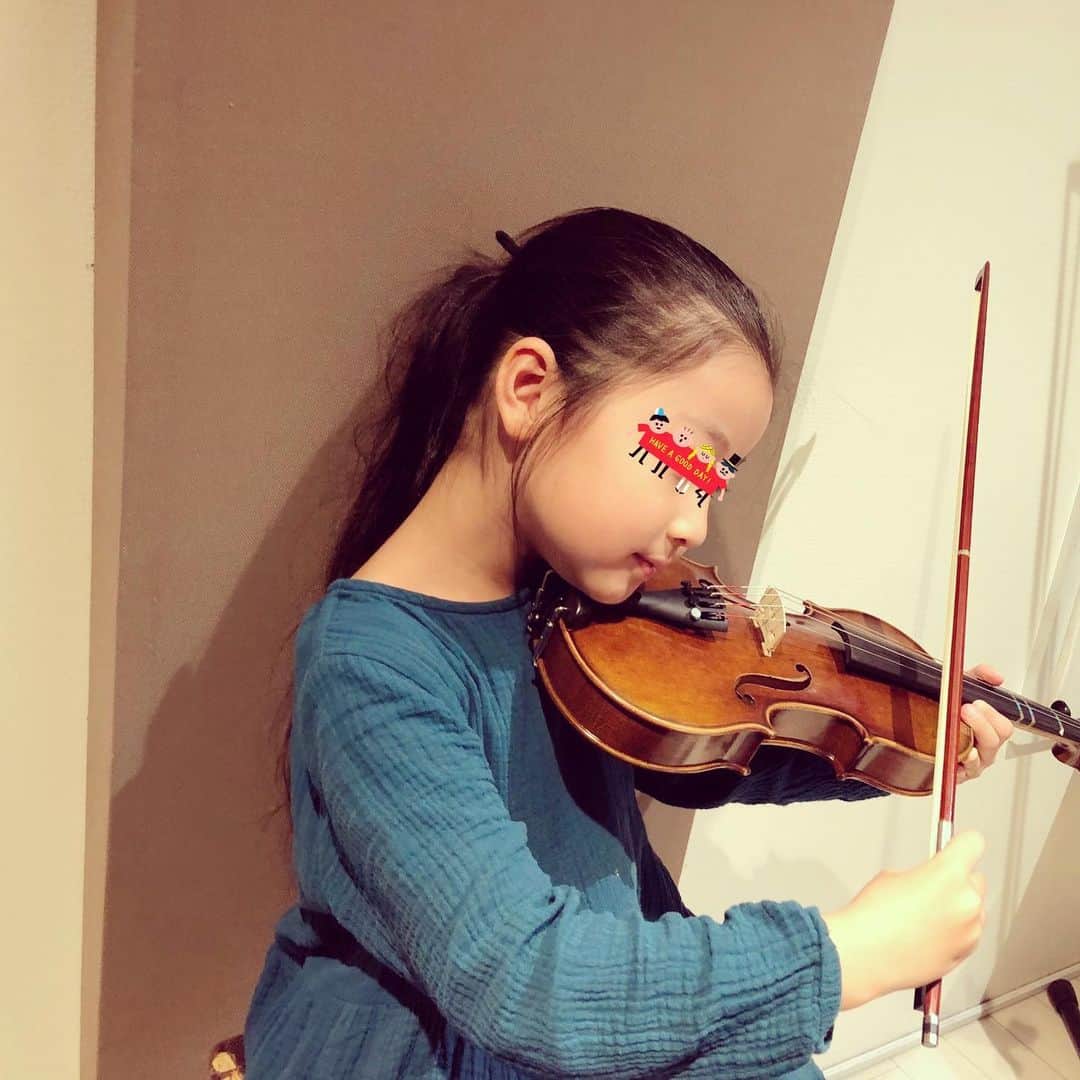 涼紫央さんのインスタグラム写真 - (涼紫央Instagram)「なゆ。バイオリンがやりたい！ と言っていたので 昨日行ってきました。  可愛らしい姿に 私も喜ぶ^ ^  #6歳 #violin」12月4日 4時28分 - toitoitoi