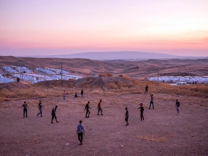 国境なき医師団さんのインスタグラム写真 - (国境なき医師団Instagram)「夕暮れ時。難民キャンプで暮らす、クルド人難民の子供たち。みんな、まだサッカーに夢中です。 . ここは、イラクのバラダラシュ難民キャンプ。今年10月にトルコ政府によるシリア北部への軍事侵攻により、多くのクルド人が国境を越えてイラクに来ました。国際移住機関（IOM）によると、1万4000人を超えるといいます。 . 国境なき医師団（MSF）は難民キャンプで、3000件を超える診療に対応しました。今は心理ケアにも力を入れています。 . まだ帰宅できない子どもたち。早く故郷に戻って、安心してサッカーができますように……。 ----------------- イラクについての活動ニュースは公式サイトから。プロフィールのURLリンクからどうぞ→@msf_japan . ----------------- Photo © Moises Saman / Magnum Photos for MSF  #国境なき医師団 #MSF #イラク #シリア #サッカー #難民 #避難 #平和 #難民キャンプ #photooftheday #写真部 #写真好きな人と繋がりたい」12月4日 15時18分 - msf_japan