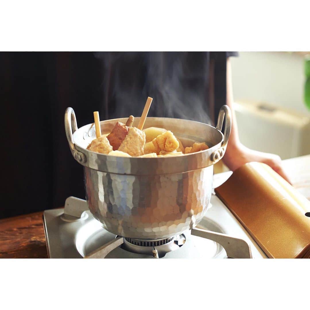 高山都さんのインスタグラム写真 - (高山都Instagram)「冬でよかったなーと思う瞬間は、この鍋を誰かと使う時。 コロンとしたフォルムの小さな鍋を囲んで、部屋に湯気が立って…そんな夜が好きだ。 今回のお話は「おでん日和」🍢 @andw_asahi  しめは、湯むきしたトマト。お出汁を吸った柔らかしみしみのトマトの美味しいこと。 ひとりで使うのもよかったけど、やっぱり「美味しいね」って声があると、心が弾む。 今年は、あと何回この鍋を囲めるだろうか。 写真　相馬ミナさん　@minasoma  構成　小林百合子さん　@yurippe25  担当編集　秋田さん #高山都の日々うつわ #みやれゴハン　#おでん」12月4日 15時20分 - miyare38