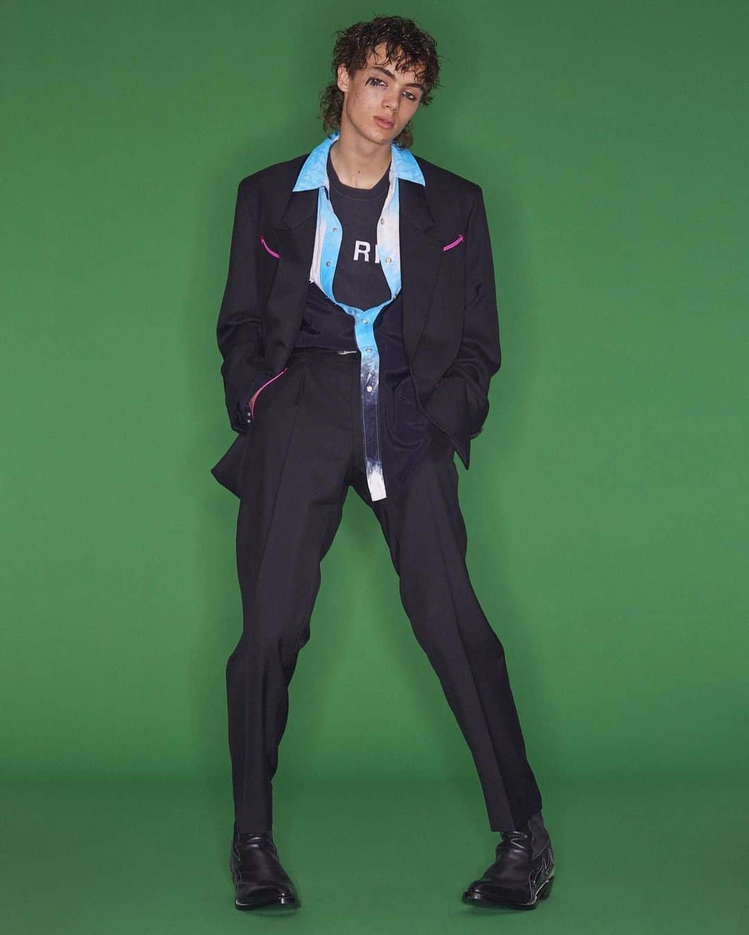 小川哲史のインスタグラム：「@poggytheman × @forsomeone_official  Collaboration Suit  下記は @hypebeastjp 掲載になります↓  先日、中目黒に旗艦店をオープンしたメンズコレクションブランド〈FORSOMEONE（フォーサムワン）〉が、国内外を股にかけ数々のビッグプロジェクトを仕掛けるシーンの最重要人物のひとり、小木“Poggy”基史とタッグを組んだコラボレーションスーツを発表。  今回制作されたアイテムは、ポケットに施されたピンクのパイピングが目を引く大人の遊び心が垣間見えるセットアップ。ジャケットのバックには“JAPAN”の刺繍と、富士山を背に星条旗の翼を広げる〈FORSOMEONE〉のアイコンである鷲を用いた大胆なスカジャン風のデザインを採用。 これは、グローバルに活躍するPoggyをイメージしてクリエイトされたという。 さらにラペルにはシルク、裏襟には上質なラムレザーを使用し、ゴージラインを低めに設定するなど、細部までこだわりを感じさせる仕上がりに。〈POGGYTHEMAN（ポギーザマン）〉x〈FORSOMEONE〉によるコラボスーツは12月6日（金）発売。  価格はジャケットが18万円、パンツが48,000円（それぞれ税抜き）。 取り扱いは『渋谷PARCO』の『2G』『FORSOMEONE FLAGSHIP STORE』『FORSOMEONE ONLINE STORE』となる。  #poggytheman  #forsomeone  #2gtokyo」