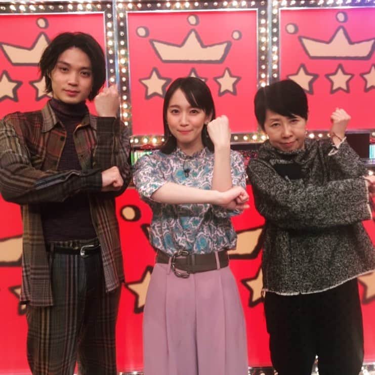 【テレ朝公式】時効警察はじめましたのインスタグラム：「おしらせです。  本日よる7時より放送の  #ミラクルナイン 2時間SPに #時効警察はじめました のメンバーが登場！  #吉岡里帆 さん、 #磯村勇斗 さん、#ふせえり さんが、 時効事件…ではなく、クイズに挑戦です💡✨ ガンバリマスポーズでの貴重な3shot！  12月6日放送のミラクルな最終回も、お見逃しなく！  #時効警察はじめました  #最終回まであと2日」