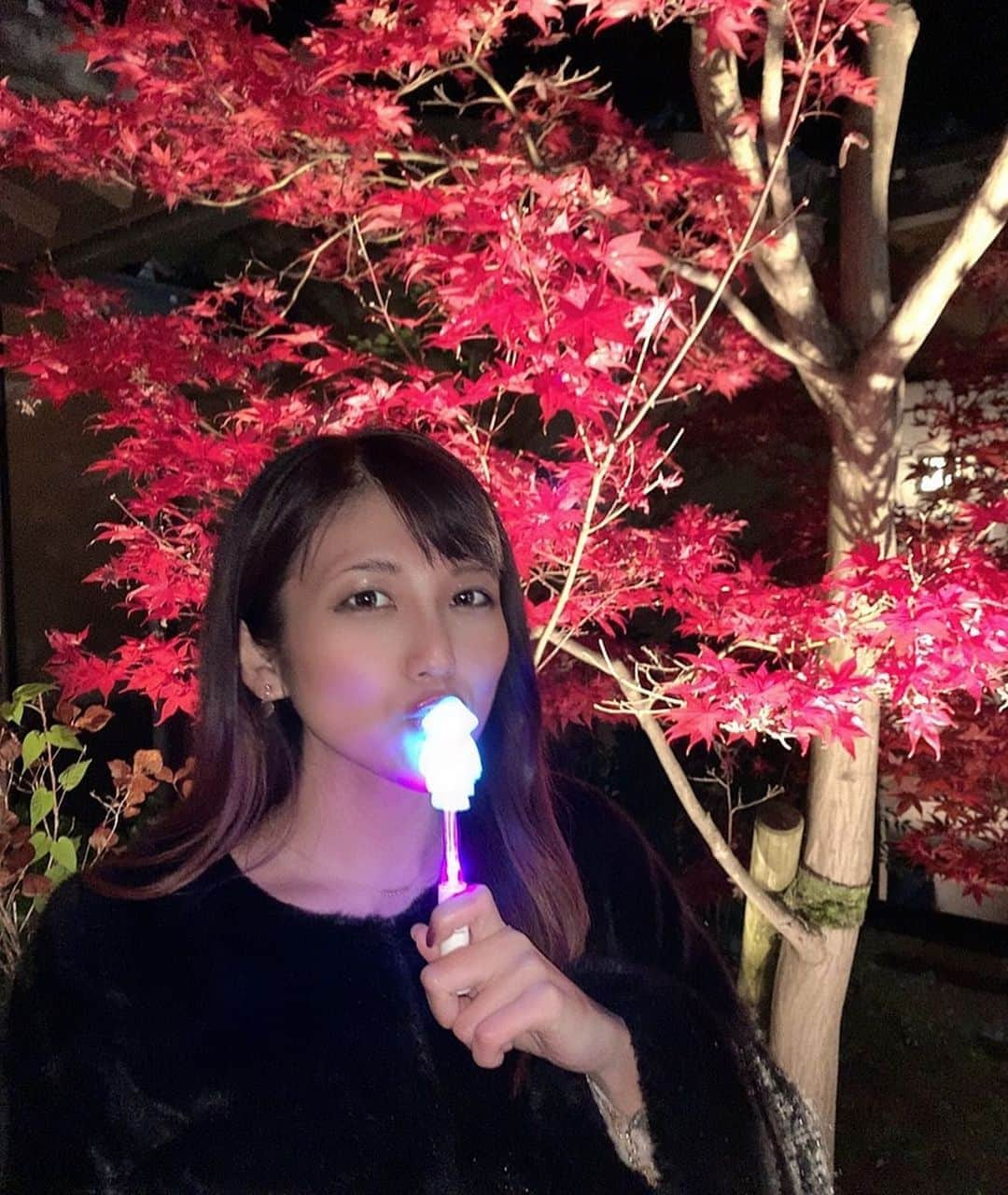 神谷麻美さんのインスタグラム写真 - (神谷麻美Instagram)「キラキラ光るアメ🍭❤にハマる私‎(๑´ڡ`๑)🍭💖 #くま 🧸の形してるの💖🍭 #飴　🍭💖 #紅葉　🍁💖」12月4日 13時58分 - asamice428