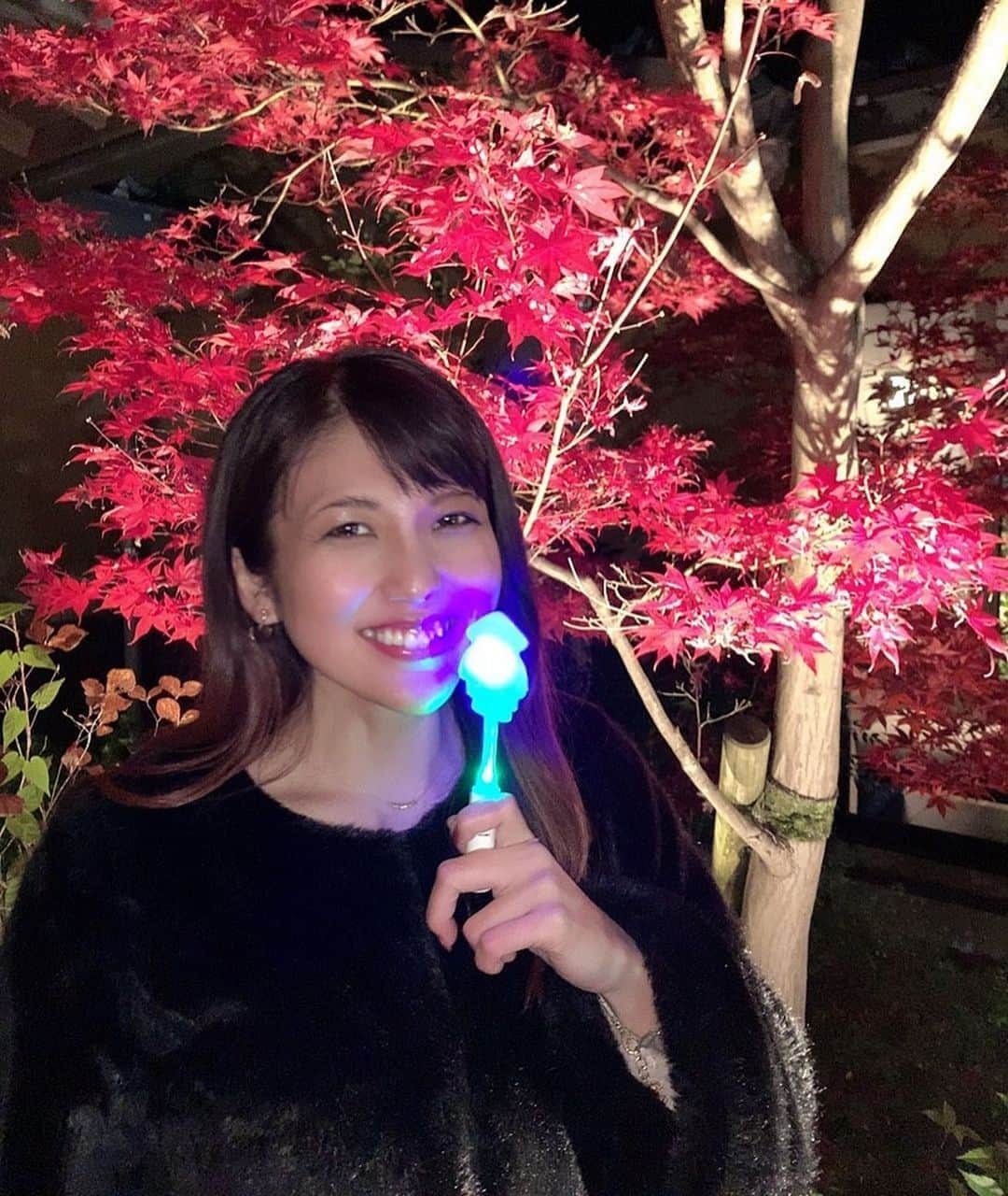 神谷麻美さんのインスタグラム写真 - (神谷麻美Instagram)「キラキラ光るアメ🍭❤にハマる私‎(๑´ڡ`๑)🍭💖 #くま 🧸の形してるの💖🍭 #飴　🍭💖 #紅葉　🍁💖」12月4日 13時58分 - asamice428