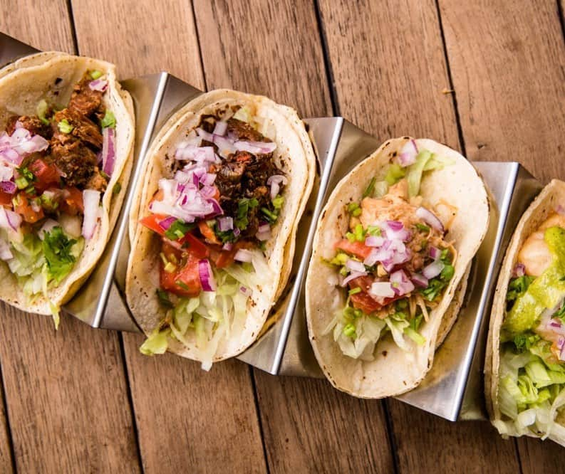 ゼストキャンティーナのインスタグラム：「🌮ゼストでタコス飲みはいかが？🌮 話題のタコス‼️を食べたいという方、ぜひゼストキャンティーナへ。ビールにも良くあいます🍺野菜もたっぷりでヘルシー👍. . . #zestcantina #ゼストキャンティーナ #テックスメックス #メキシカン #銀座ランチ #お台場ランチ #lunch #ginza #texmex #odaiba #タコス #タコス🌮 #タコスの世界 #タコスのすべて #テキーラ #tequila #tacos #foodstagram #foodie #delicious  #メキシコ #メキシコ料理  #ハンバーガー🍔  #テキーラ好きな人と繋がりたい  #ビール好きな人と繋がりたい #ビール好き  #飲み会 #忘年会」