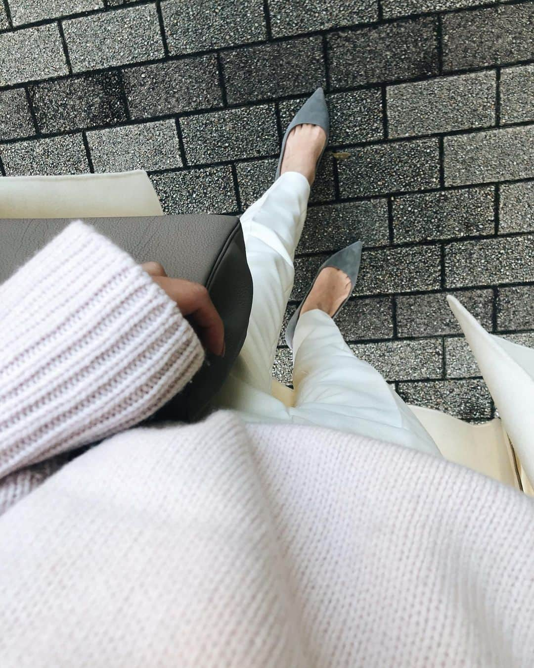 冨張愛さんのインスタグラム写真 - (冨張愛Instagram)「ootd♡ 冬のwhite大好き☺︎ 脚長効果があるパンツはこの間オーダーしたスーツのボトムスです👖 オンワードさんのお洋服は 本当に生地が上質で着心地も抜群なのでお仕事の日も快適に過ごせます💕 * outer ... @saltplusjapan  knit ... @galerievie_jp  pants ... @kashiyama1927_official  shoes ... @manoloblahnikhq  #coordinate #ootd #kashiyamathesmarttailor #KASHIYAMA #ONWARD #pr #スマートテーラー #カシヤマザスマートテーラー #スーツ #スーツスタイル #ビジネスカジュアル #スーツコーデ #レディーススーツ #レディースジャケット #olコーデ #お仕事コーデ #ジャケットスタイル  #ジャケジョ #カシヤマ#オンワード樫山 #テーパードパンツ  #テーパード #オーダースーツ」12月4日 14時07分 - megumitomihari