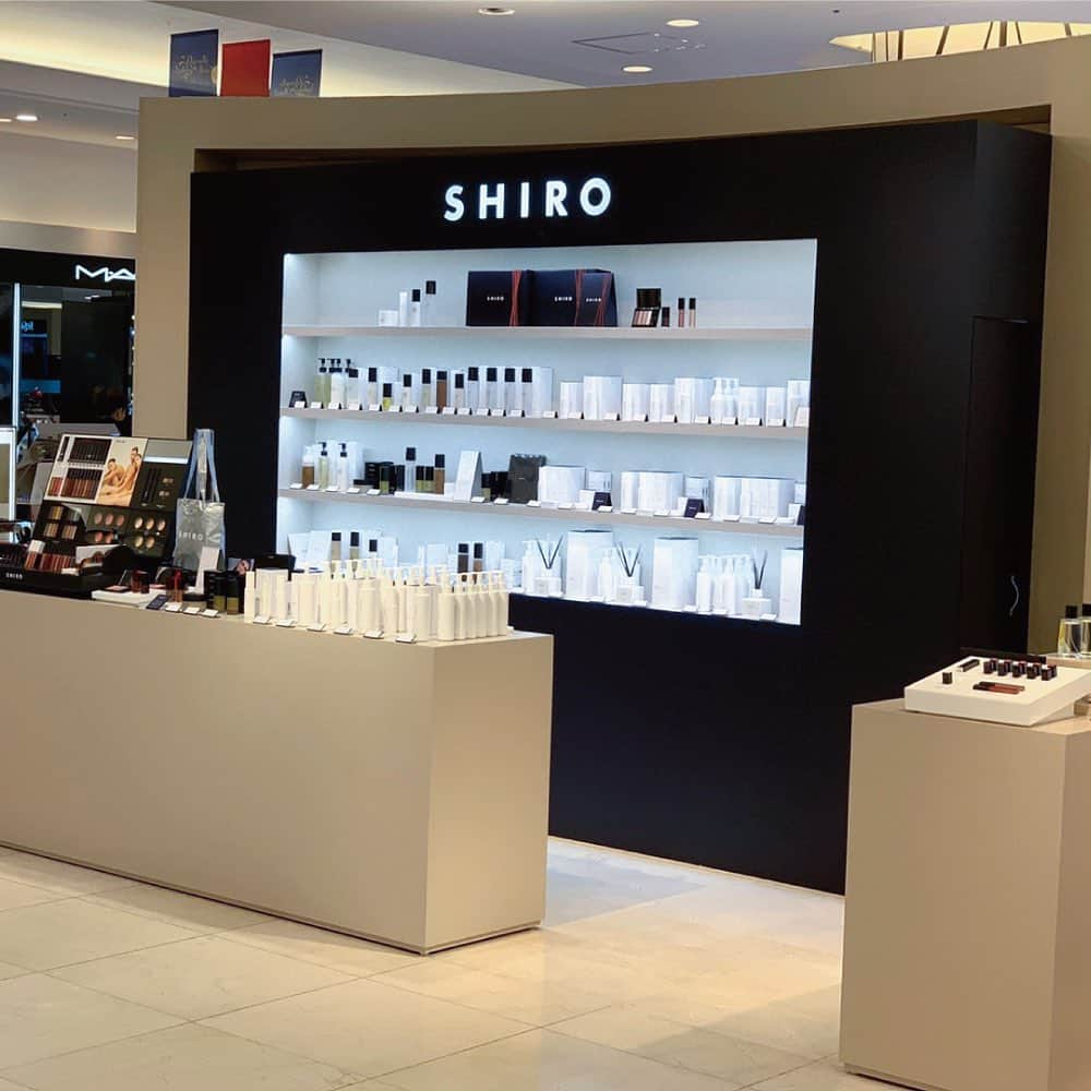 shiroさんのインスタグラム写真 - (shiroInstagram)「【阪急うめだ本店 SHIRO期間限定ショップ開催のお知らせ 12/4-10】﻿ ﻿ 本日より、阪急うめだ本店2階 プロモーションスペース21にSHIRO期間限定ショップを開催いたします。﻿ ﻿ 自分らしいメイクアップを楽しめるモードなコスメやシンプルな発想でつくるスキンケア、日常にさらなる豊かさを添えるフレグランスをお手に取ってご覧いただけます。﻿ ﻿ 数量限定でスタイリッシュなトートバッグのノベルティや、ギフトBOXのプレゼントなど、この期間だけの特典もご用意しております。﻿ ﻿ 【数量限定トートバッグ・ギフトBOXプレゼントのお知らせ】﻿ 本日より、合計11,000円（税込）以上をお買い上げいただいたお客様に、トートバッグをおひとつプレゼントいたします。﻿ 同条件でギフトBOXをご希望の方にも、お好きなサイズのギフトBOXをおひとつプレゼントいたします。﻿ ※おひとり様、それぞれおひとつずつのお渡しとなります。トートバックは数量限定の為、なくなり次第終了とさせていただきます。﻿ ﻿ ［限定トートバッグ］﻿ 耐久性の高いシルバーのタイベック生地を使用したスタイリッシュなトートバッグ。軽くて折りたためるので、持ち運びにも便利です。﻿ サイズ：横240×縦220×マチ80（mm)﻿ ﻿ ［ギフトBOX］﻿ 大・中・小3種類のサイズをご用意しております。﻿ ご購入のアイテムに合わせてご希望の大きさをお選びいただけます。﻿ ※ギフトBOXは通常有料ですが、このイベント期間中に限り、合計11,000円（税込）以上をお買い上げの方にプレゼントいたします。﻿ ﻿ 阪急うめだ本店﻿ SHIRO期間限定ショップ﻿ 期間：12月4日（水）～10日（火）﻿ 場所：阪急うめだ本店2階 プロモーションスペース21﻿ 営業時間：日～木曜日 10:00～20:00  金・土曜日 10:00～21:00﻿ TEL：06-6361-1381（大代表）﻿ ※取扱アイテム：コスメ、スキンケア、フレグランス﻿ #SHIRO #SHIROcosme  #SHIROskincare #SHIROfragrance #阪急うめだ本店」12月4日 14時10分 - shiro_japan