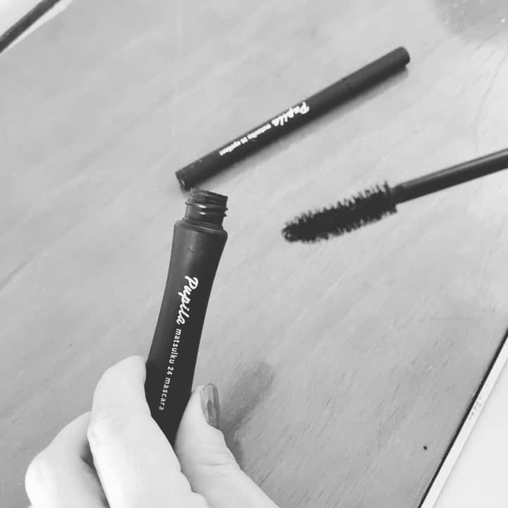 のインスタグラム：「こちらは @tokyocosmetics_official のマスカラ(マスカラなのでモノクロにしてみました) 目元、まつ毛をケアしながら本来の美しさを取り戻すマスカラです。 10年後の自分のためにマツ育したいと思います。お湯でオフできます。  #PUPILA #matsuiku24mascara  #matsuiku24eyeliner  #コスメさがすなら #tokyocosmetics_official #マスカラ #アイライナー #コスメ」
