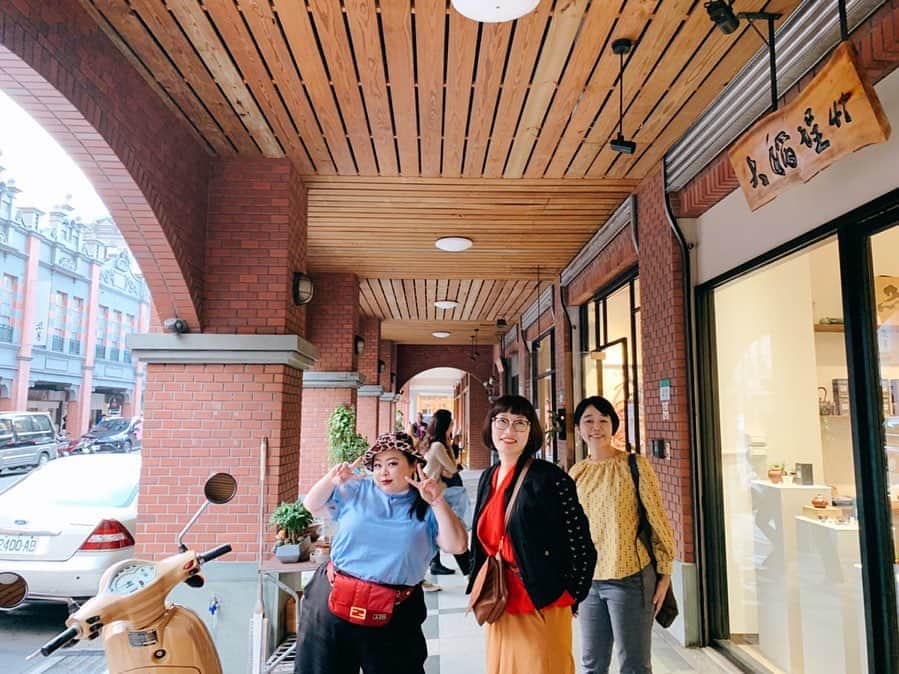 小川暖奈のインスタグラム：「お洒落な雑貨屋さんや、凄い身体に良いけどめちゃくちゃ苦い苦茶（直美さん苦すぎて最初飲むのに40分かかったらしい🍵）のお店に行きました あと、ずっと欲しくて探してたけどなかなか納得いくもの見つからなかったチャイナシューズも、めちゃくちゃ可愛いのありました。。。 しかも買おうとしたら、直美さんがプレゼントしてくださったー大将ー！ありがとうございます😭🌹 . ほんで直美さん台湾でも顔広いっ！！」
