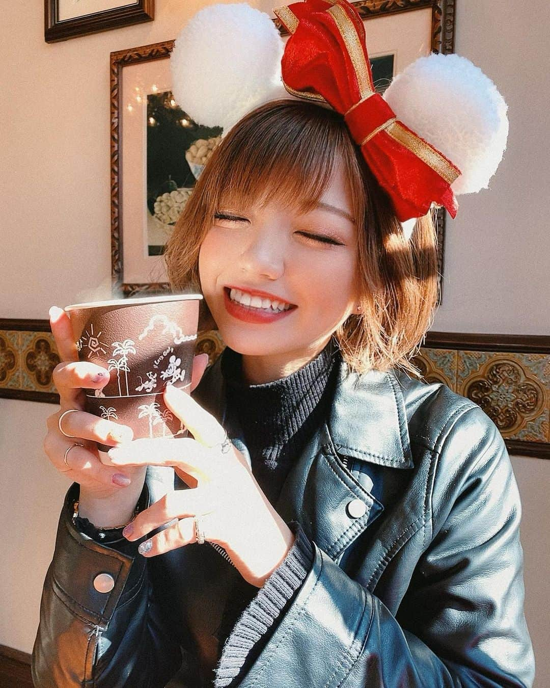 みきでりさんのインスタグラム写真 - (みきでりInstagram)「笑うと目がなくなる人🙋‍♀️笑 ㅤ ㅤ ㅤ ㅤ ㅤ ㅤ #クリスマス#クリスマスディズニー#ディズニー#ディズニーランド#ディズニーコーデ#カフェ#カフェ巡り#カチューシャ#ミニーカチューシャ#ディズニーカチューシャ#ディズニークリスマス#ディズニーグッズ #休日#リラックス#デートコーデ#カフェラテ#コーヒー#たまには素の自分載せてみる」12月4日 14時39分 - mikidelicious