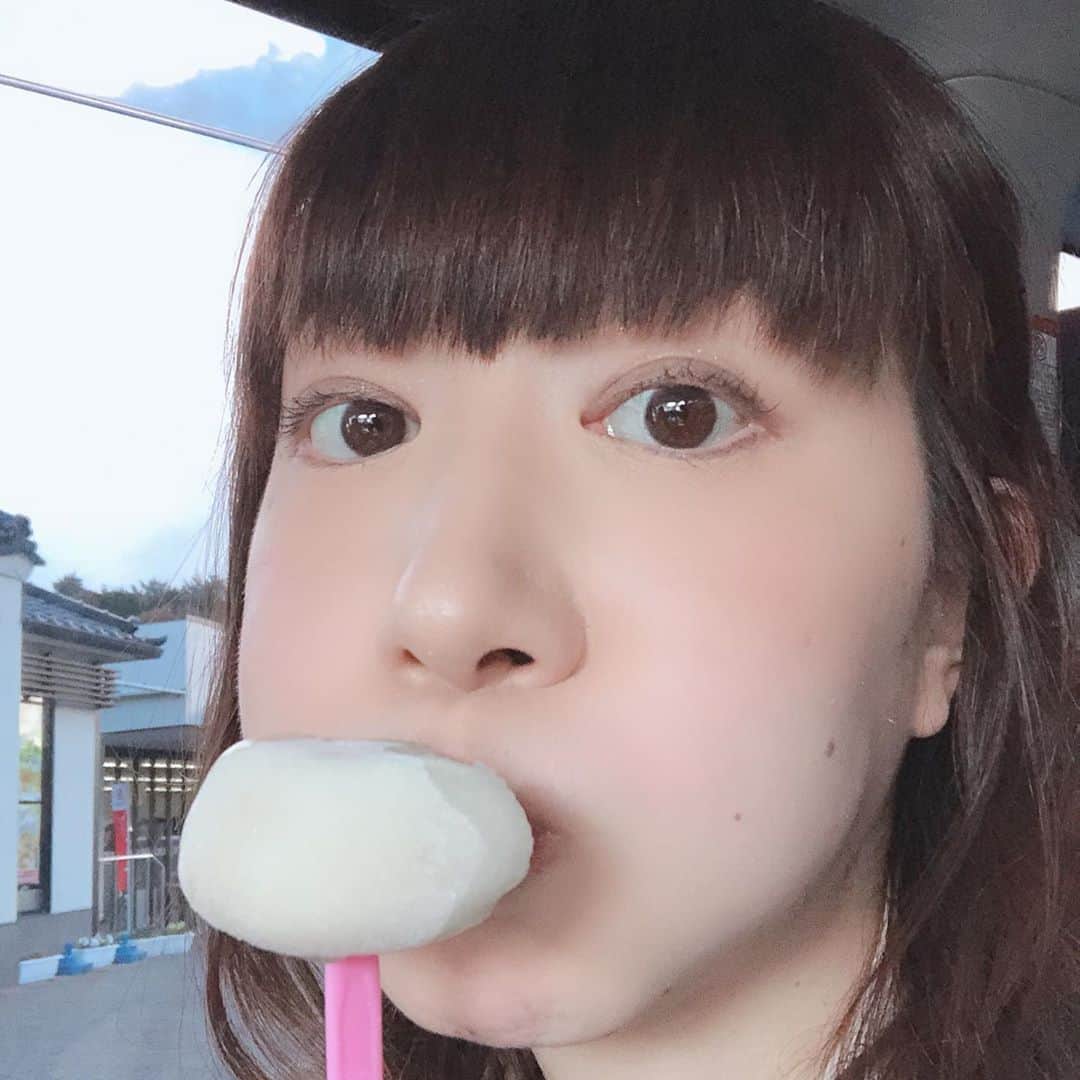 小泉エリのインスタグラム：「ミルクティーを買いにコンビニに寄ると、雪見だいふくのミルクティー味を発見したので思わず買ってしまいました〜😍 パッケージの写真を撮り忘れたので見た目はノーマル雪見だいふくみたいですが🤣 もちもちのびーる🤩 美味しかったー #雪見だいふく #至福の時間」