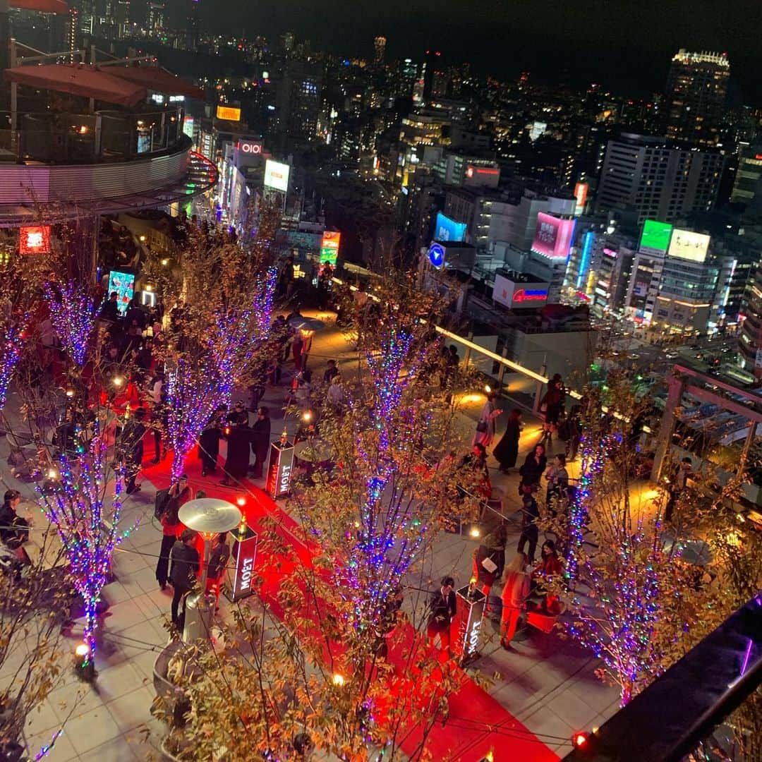 村長（小顔大使）さんのインスタグラム写真 - (村長（小顔大使）Instagram)「渋谷駅前に新たなナイトスポットができた☺︎ めちゃ素敵な空間でした~ #celavitokyo #渋谷」12月4日 14時48分 - soncho12