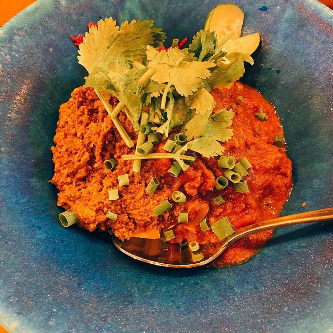 森野光晴のインスタグラム：「直系後輩バンドCRAZY WEST MOUNTAINのベース西山が旗の台にオープンしたカレー屋"curry but curry"に行ってきました。  マトンとチキンの合いがけがとても良い塩梅。美味しかった。 お酒もこだわってるし、お近くの方ぜひ行ってみてください！ @currybutcurry」