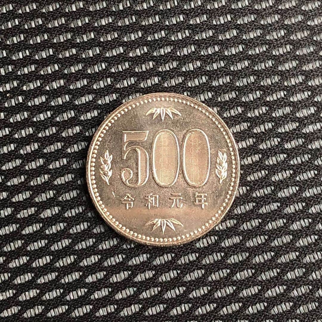 大津びわ子のインスタグラム：「今度は、500円玉❣️に遭遇。  #令和元年」