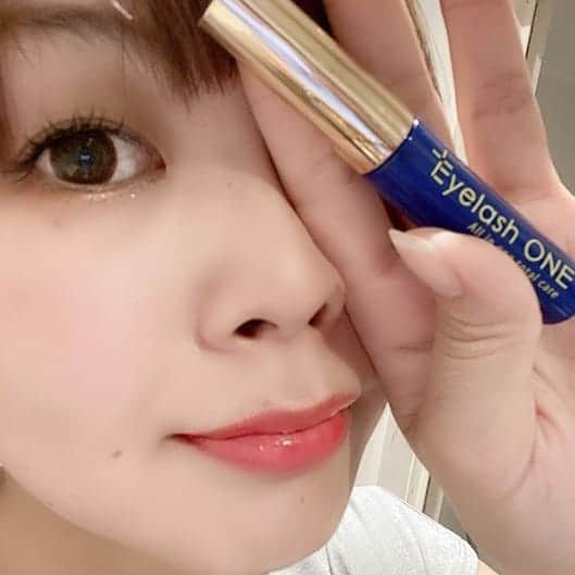 EyelashONEさんのインスタグラム写真 - (EyelashONEInstagram)「【ふわふわやわらかいチップ】 . 愛用者様の声を 紹介させていただきます。 . まつげに、まぶたに 潤い！ . ふわふわチップで優しくぬれる。 ちくちくしない。刺激０です。 . 液はしみない、たれない。 . まつげはコシとハリが出て キレイに伸びてます。 . 最高のまつげ美容液です。 . @eyelash_one_official #アイラッシュワン#アイラッシュ#まつ育美容液#まつ毛美容液#まつげ美容液#つけまつ毛#つけまつげ#まつ育#まつ育中#まつエク#マツエク#マツエクサロン#まつエク卒業#まつ毛#まつげ#まつ毛育毛剤#まつげエクステ#まつ毛カール#まつげパーマ#まつ毛パーマ#まぶた#目元#目元エステ#目元ケア#目元メイク#チップタイプ#美容液#まつ毛美容液すごい#まつげ美容液おすすめ#まつげ美人」12月4日 15時09分 - eyelash_one_official