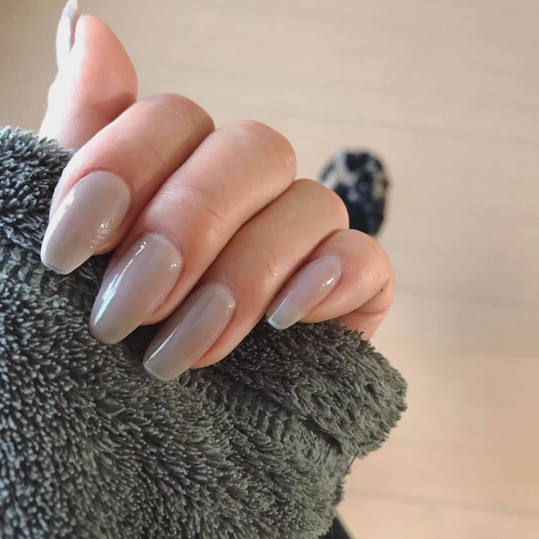 水野亜彩子のインスタグラム：「大好きな形に、大好きなシンプルなデザイン💅先端にシルバーのラインをアクセントに✨ やっぱり長い爪の方が好みだなぁと、気がつくとネイルを眺めてる💭💕笑 ネイルをしていた方が爪の強度も上がるのでサーファーにもおススメ💖 #curar」
