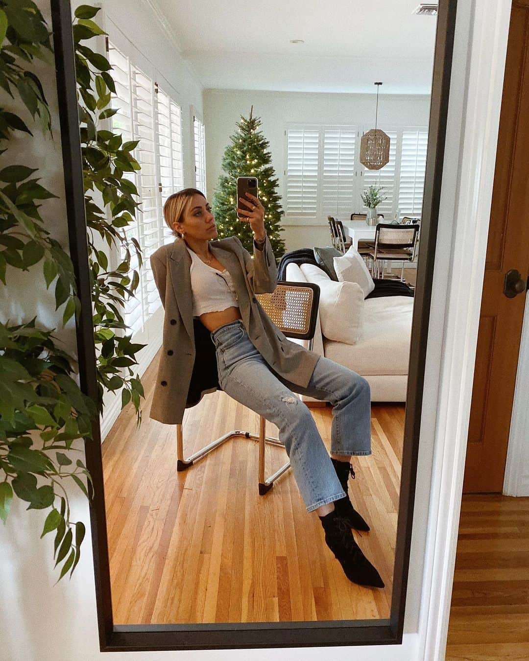 Camden Scottのインスタグラム：「It’s cuffing season!! Swipe for couple goals😉」