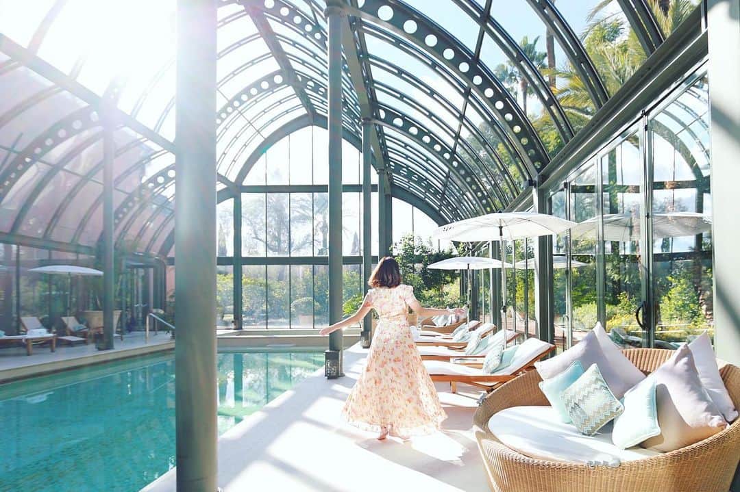 のインスタグラム：「Marrakech sunshine☀️ @royalmansour  @leadinghotelsoftheworld . . . . . マラケシュの眩い太陽をたっぷりと浴びることができる室内プール☀️ 宿泊しているRoyal Mansour Marrakechは、モロッコの王室が創ったホテル🇲🇦全てが想像の斜め上をいく美しさで感動の日々です✨ . . . . #marrakech #royalmansourmarrakech #royalmansour #lhwtraveler #poolside #luxuryhotel #sezanelovers #マラケシュ #旅好き #モロッコ旅行」