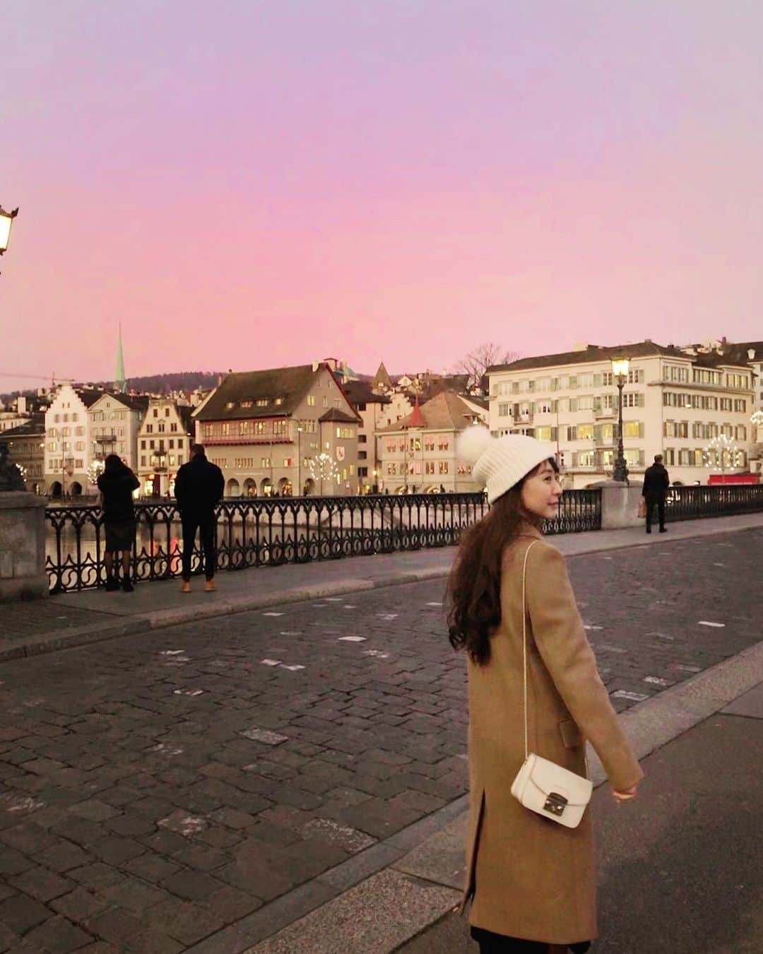 新倉瞳さんのインスタグラム写真 - (新倉瞳Instagram)「Pink Sunset  優しいピンクの夕暮れ  #zürich #münsterbrücke #sunset」12月4日 6時30分 - hitominiikura