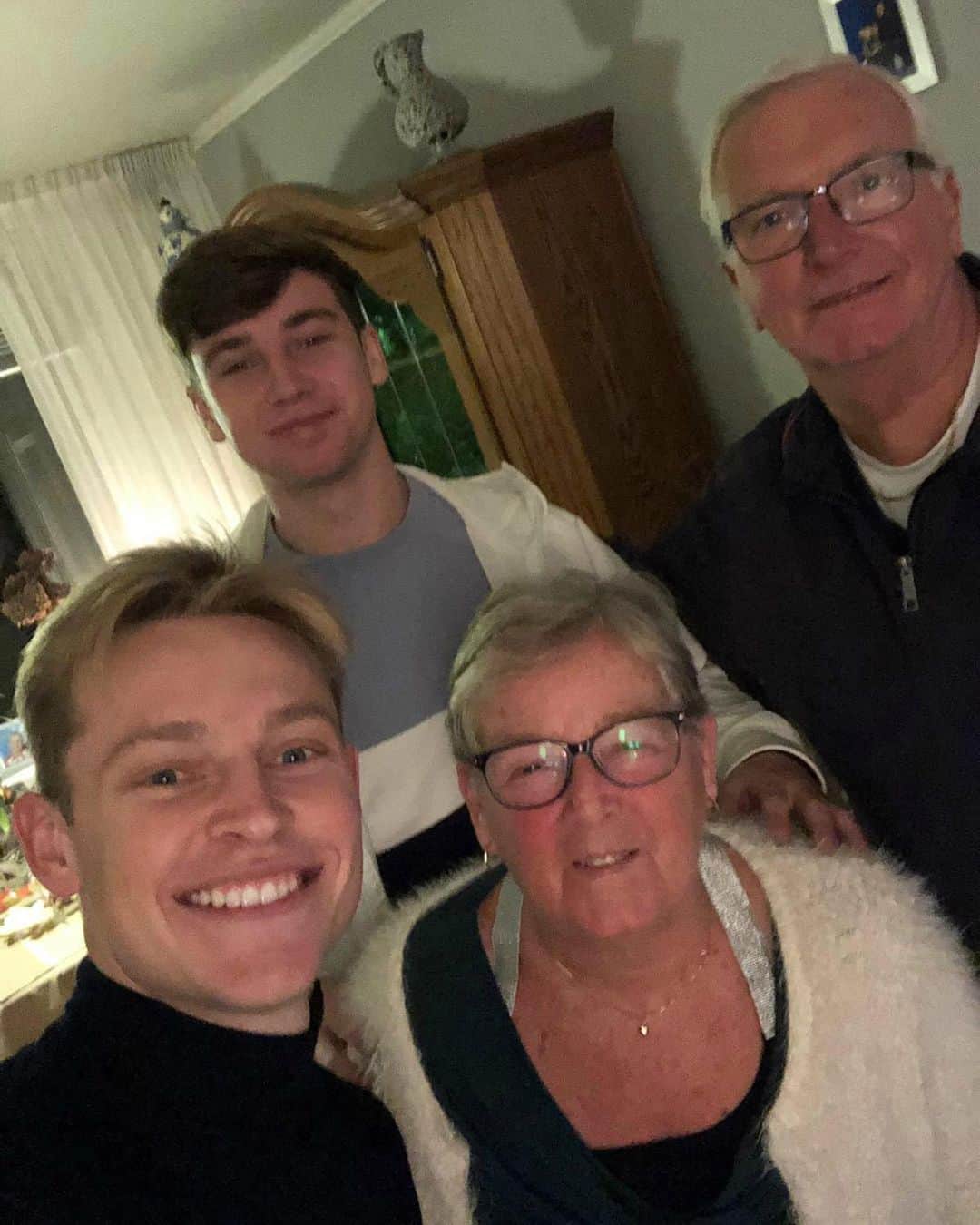 フレンキー・デ・ヨングのインスタグラム：「Family time ❤️👱🏼‍♂️👶🏻👵🏼👴🏼」