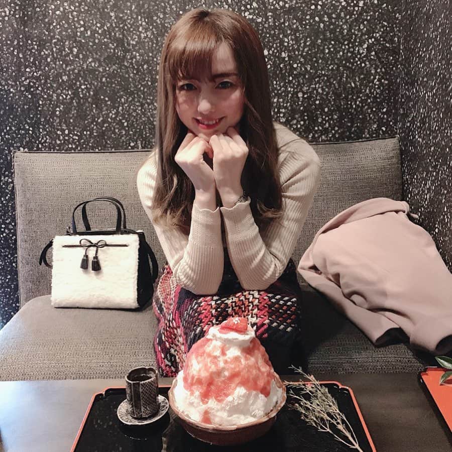 早川愛さんのインスタグラム写真 - (早川愛Instagram)「今年37回目のかき氷🍧❤️﻿ ﻿ 紅玉姫🍎❤️﻿ 一口目、ラズベリー⁉️﻿ と思うくらい﻿ リンゴのワイン煮のような﻿ とても芳香な大人な味でした✨✨✨﻿ ﻿ ﻿ 11月限定でしたが、﻿ 延長していて12月も食べることができて良かったです😋﻿ ﻿ ﻿ ﻿ ﻿ @kuriya.otona ﻿ #廚otonaくろぎ ﻿ #大人クロギ﻿ #上野広小路 ﻿ #上野広小路カフェ ﻿ #上野﻿ #上野カフェ﻿ #カフェ巡り ﻿ #かき氷 ﻿ #かき氷部 ﻿ #氷活﻿ #かき氷巡り ﻿ #かき氷2019﻿ #かき氷201912」12月4日 6時33分 - megumegu_1006