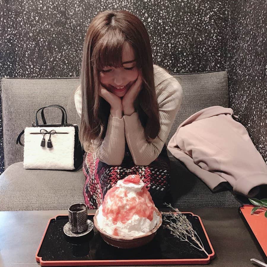 早川愛さんのインスタグラム写真 - (早川愛Instagram)「今年37回目のかき氷🍧❤️﻿ ﻿ 紅玉姫🍎❤️﻿ 一口目、ラズベリー⁉️﻿ と思うくらい﻿ リンゴのワイン煮のような﻿ とても芳香な大人な味でした✨✨✨﻿ ﻿ ﻿ 11月限定でしたが、﻿ 延長していて12月も食べることができて良かったです😋﻿ ﻿ ﻿ ﻿ ﻿ @kuriya.otona ﻿ #廚otonaくろぎ ﻿ #大人クロギ﻿ #上野広小路 ﻿ #上野広小路カフェ ﻿ #上野﻿ #上野カフェ﻿ #カフェ巡り ﻿ #かき氷 ﻿ #かき氷部 ﻿ #氷活﻿ #かき氷巡り ﻿ #かき氷2019﻿ #かき氷201912」12月4日 6時33分 - megumegu_1006