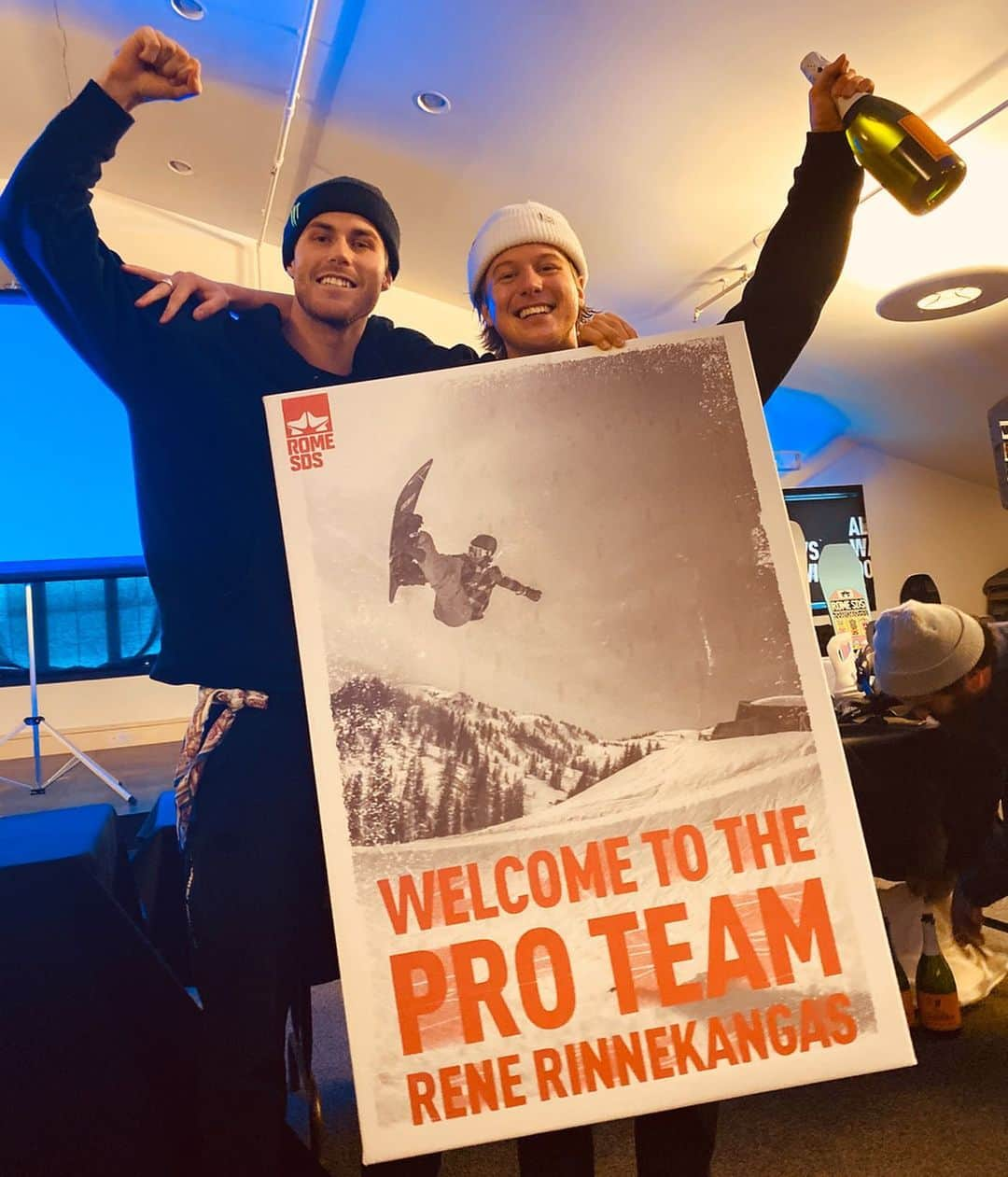 ステール・サンドベックさんのインスタグラム写真 - (ステール・サンドベックInstagram)「@renerinnekangas Welcome to the @romesnowboards Global Pro Team you son of a King💪🏽👑🍾」12月4日 6時38分 - stalesandbech