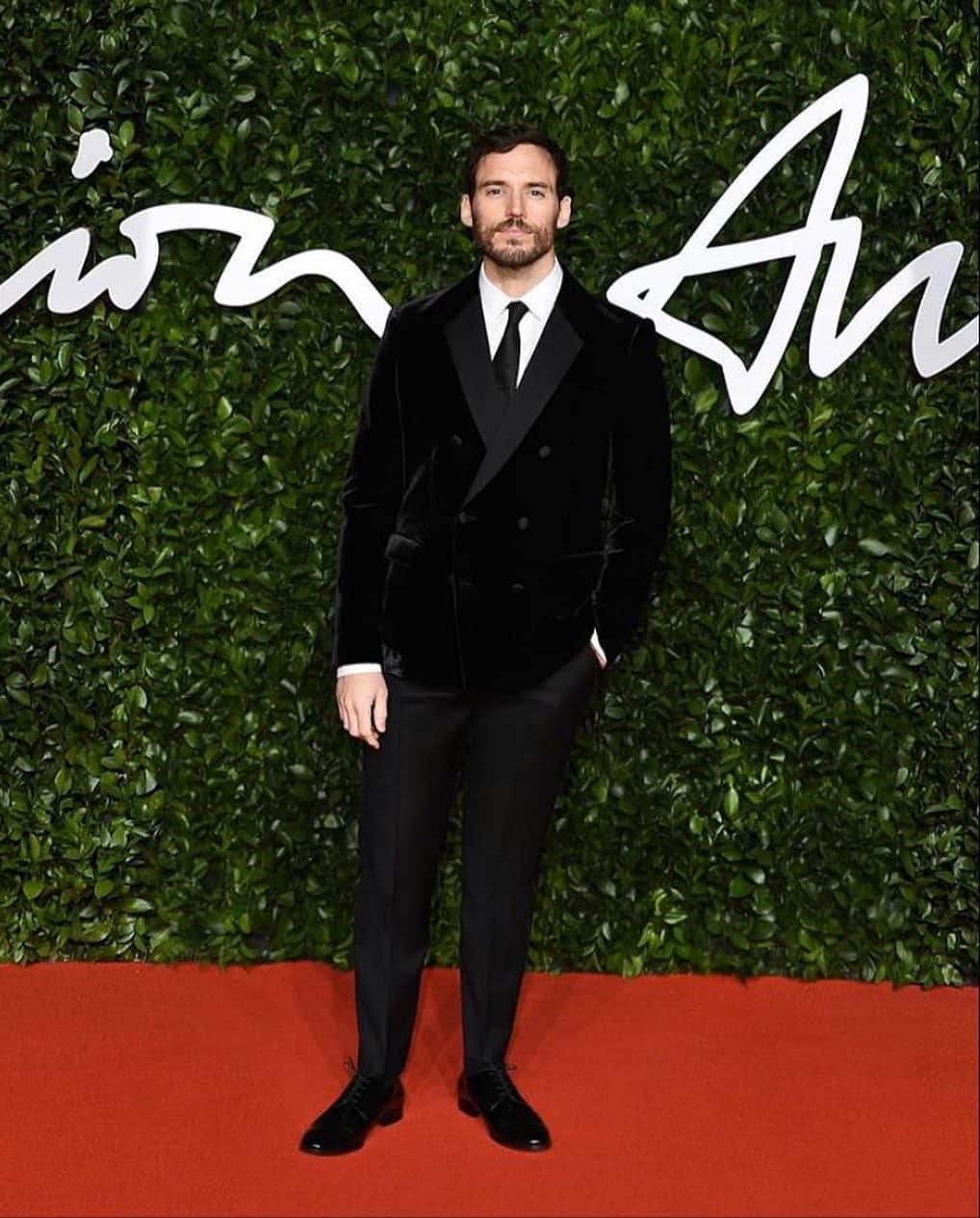 サム・クラフリンのインスタグラム：「Congratulations Mr Armani on your much deserved lifetime achievement award at the BFA’s last night.  You sir, are an inspiration. To so many.  It was an honour to be there as one of your guests. Thank you for the invite. Thank you for allowing me to wear your label. Thank you for giving me the chance to celebrate you and all your magical work. And thank you, as always, for your incredible hospitality.  Grazie Mille.  @armani @armanibeauty #britishfashionawards」
