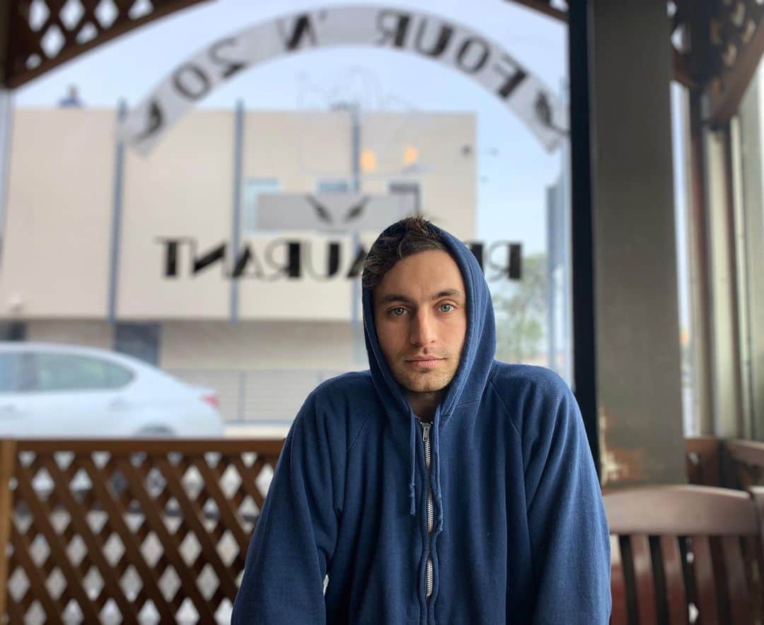 ケリー・オックスフォードのインスタグラム：「Won’t get this breakfast view again for a  month, so I may as well commemorate by going main page.」