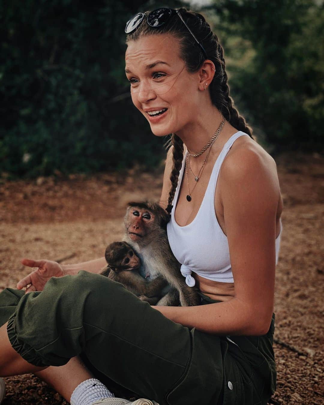 ジョセフィン・スクリヴァーさんのインスタグラム写真 - (ジョセフィン・スクリヴァーInstagram)「I want to cry. Nature never ceases to amaze me. While sitting and admiring the nature this mom and baby macaque monkey came and sat on my lap. She wouldn’t leave. Wish I could thank her for giving me the best moment of my trip. It truly is an incredible experience having a special bonding moment with an animal and I’ll never forget it! Swipe for the full moment! 😭😍🐒😵」12月4日 6時43分 - josephineskriver