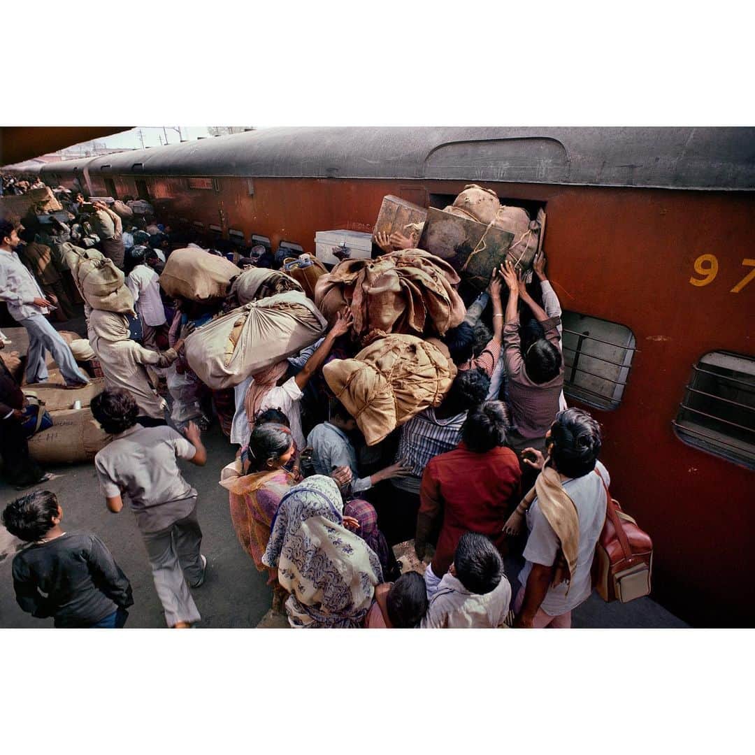 スティーブ・マカリーさんのインスタグラム写真 - (スティーブ・マカリーInstagram)「My #train from Delhi to Varanasi in 1984. Without a reservation, I ended up sitting in the aisle for the first 4 hours of the trip, I was grateful to have been able to get on the train at all.  #SteveMcCurry #SteveMcCurryIndia」12月4日 6時44分 - stevemccurryofficial