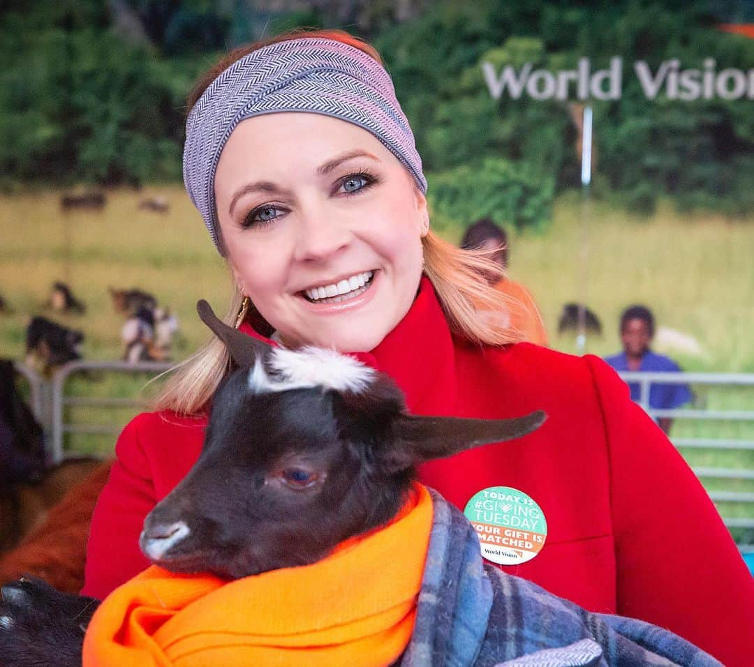 メリッサ・ジョーン・ハートさんのインスタグラム写真 - (メリッサ・ジョーン・ハートInstagram)「Such a lovely #GivingTuesday at @bryantparknyc for @worldvisionusa to help get the word about their amazing Gift Catalogue out. Hanging with Romeo the Alpaca, Baby the goat and packing some hygiene kits for people in peril. Go to the link in my bio to have your gift matched by World Vision today! 5 goats to one family becomes 10 goats and does so much good. Soccer balls are a great gift for your nephews, bicycles for your nieces, chickens make a great gift for your mail person, well water is a great gift for your neighbor , medicines for sick children makes a great gift for your pediatrician, school supplies make a great gift for your child’s teacher... of course your loved ones get a gift note saying they have been gifted in their names. The animals and goods go to those around the world who need it. Check it out today. A wonderful way to teach our children the true meaning of the season and how to give back! #WorldVision #givingtuesday」12月4日 6時55分 - melissajoanhart