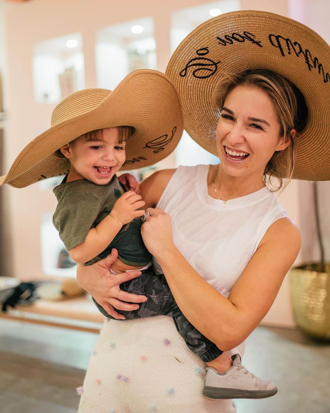 Jessie Jamesさんのインスタグラム写真 - (Jessie JamesInstagram)「Throwback with my sweet boy Forrest at the store opening in Destin. Forest picked up A hat and put it on his head and then picked up another and handed it to me to put it on my head so we could match lol So blessed to be able to bring my babies with me every step of the way! If I can’t have my babies with me 99% of the time then it ain’t no fun for me!  #mommylife #workinmommy #kittenishbythesea」12月4日 7時03分 - jessiejamesdecker