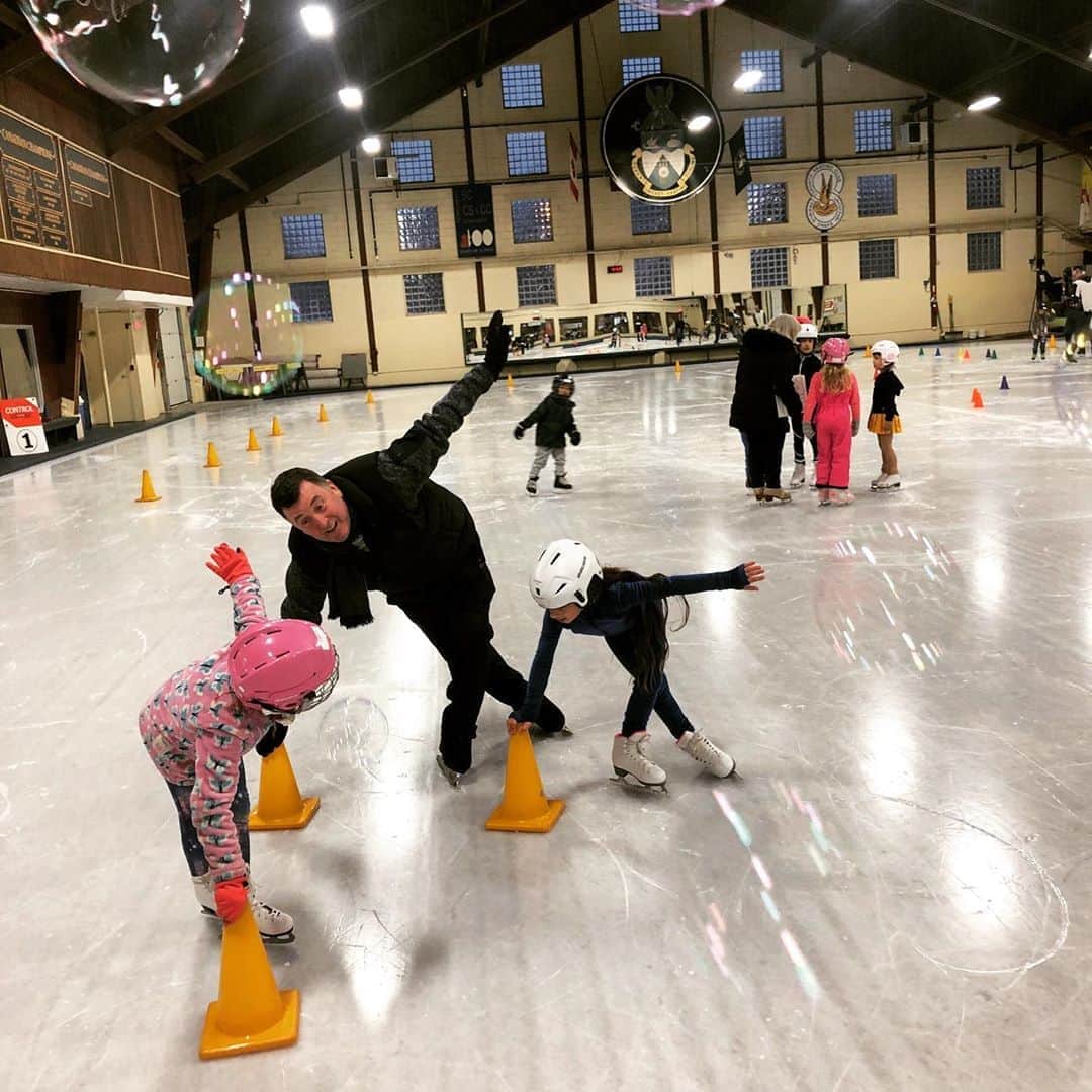 ブライアン・オーサーのインスタグラム：「Future olympians! Tuesday night can skate . #torontocricketskatingandcurlingclub #lovemyjob」