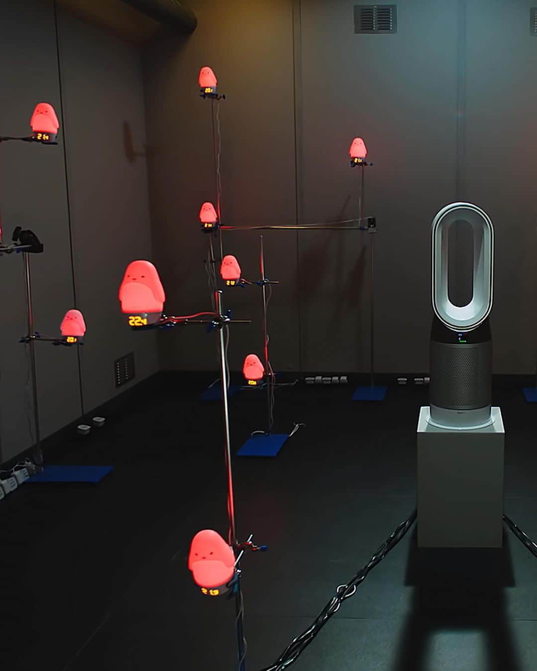 Dysonさんのインスタグラム写真 - (DysonInstagram)「Red penguins at night, Dyson delight. We rigged heat sensitive night lights in a test chamber to monitor the even heating of our Dyson Pure Hot+Cool™ purifying fan heater. #dyson #dysonhome #heating #heatingandcooling #keepingwarm #warmingup #heater #coldnights」12月4日 7時16分 - dyson