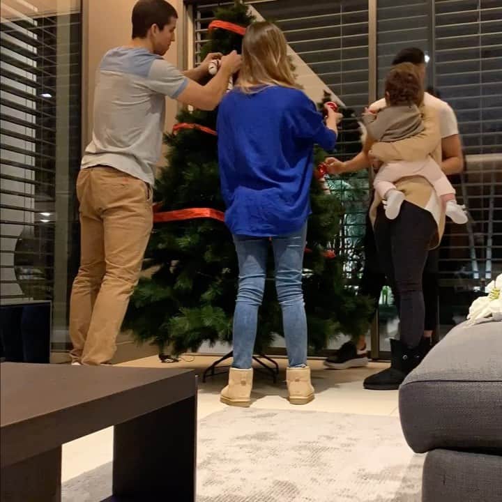 ヘロニモ・ルジのインスタグラム：「Préparé pour Noël avec la famille Simonet 🎄🎁 @chinosimonet @dillonsol @rocioesposito」