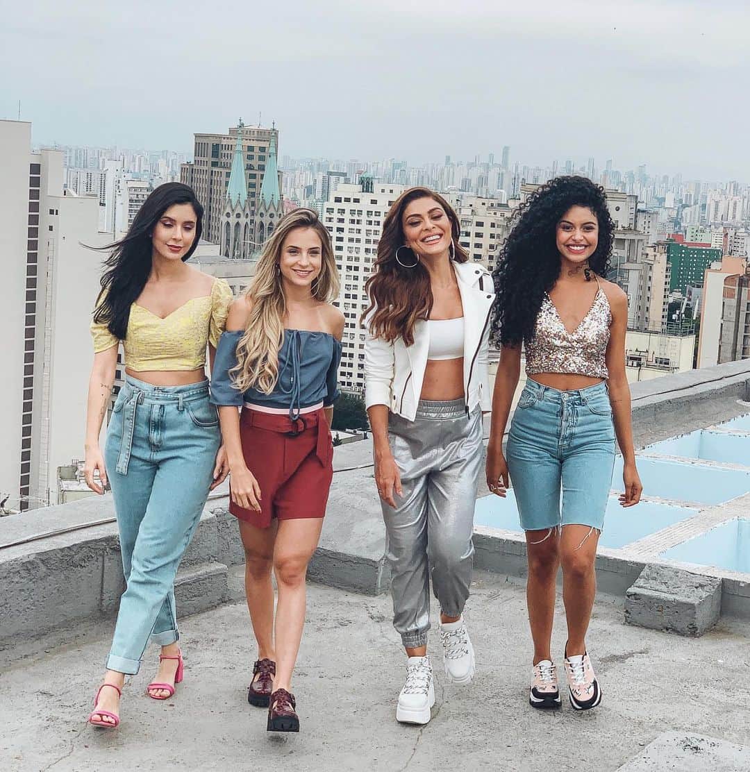 Gabriela Salesのインスタグラム：「Por que choras Vivi Guedes? kkkkkk. Job incrível de hoje pra Dakota (alô, mãe vou pra TV). No final dei um autógrafo pra Juliana Paes, mas só porque ela insistiu muito」