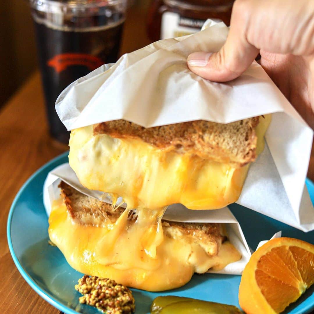 きょん。さんのインスタグラム写真 - (きょん。Instagram)「. .  Hi SandWich @hi.sandwich  持ち上げた瞬間 チーズが溢れ出す 鉄板生まれ 鉄板育ちの サンドイッチ”Mummy”。 .  絵画的なシズル感が タマランです。  #HiSandWich #sanwich#osaka#cheese」12月4日 7時25分 - kyon_tokiiro