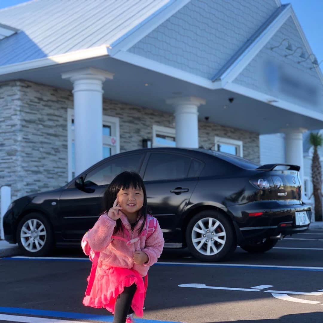 フロリダさえさなのインスタグラム：「Sana enjoyed the 1st day of her new preschool.  彩夏は昨日から新しい学校に。フルタイムの週5日なので少し心配でしたが、めちゃくちゃ楽しんで帰ってきました😁」