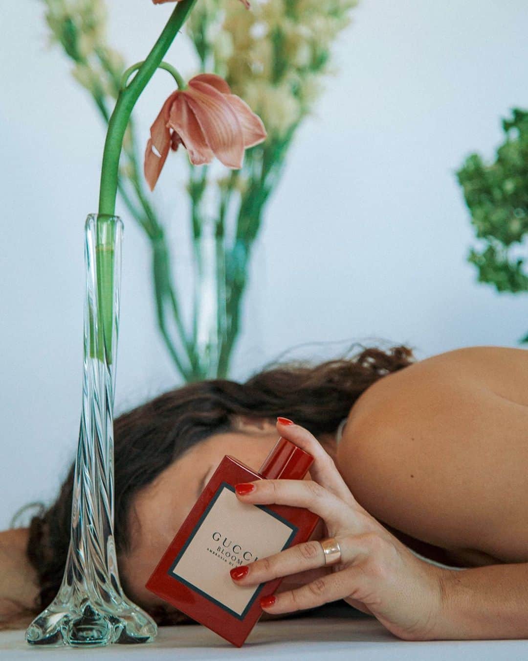 カーラ・デラスのインスタグラム：「An imaginary garden, inspired by @guccibeauty ‘s newest fragrance #AmbrosiadiFiori #InBloom #GucciBeauty #ad @macys」