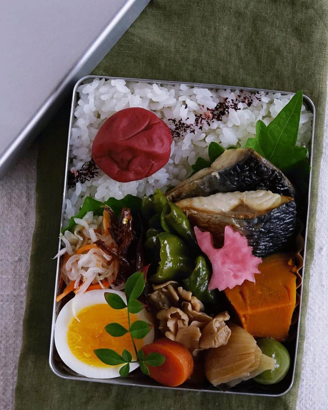 Ryoko Yunokiのインスタグラム：「+ + + Grilled salted mackerel bento/焼き塩鯖弁当 . *rice and umeboshi *grilled salted mackerel and bell pepper *hard-boiled egg *soy-simmered veggies, carrot, onion and mushroom *shredded daikon radish and carrot salad with sweet sour dressing *dashi-simmered acorn squash *green olive *pickled red radish . ＊ご飯と梅干し ＊焼き塩鯖 ＊茹で卵 ＊人参と玉葱と舞茸の醤油煮 ＊紅白なます ＊南瓜の煮物 ＊オリーブ ＊赤蕪の漬物 + + + #bento #お弁当 #丸の内弁当 #f52grams #アルミ弁当箱」