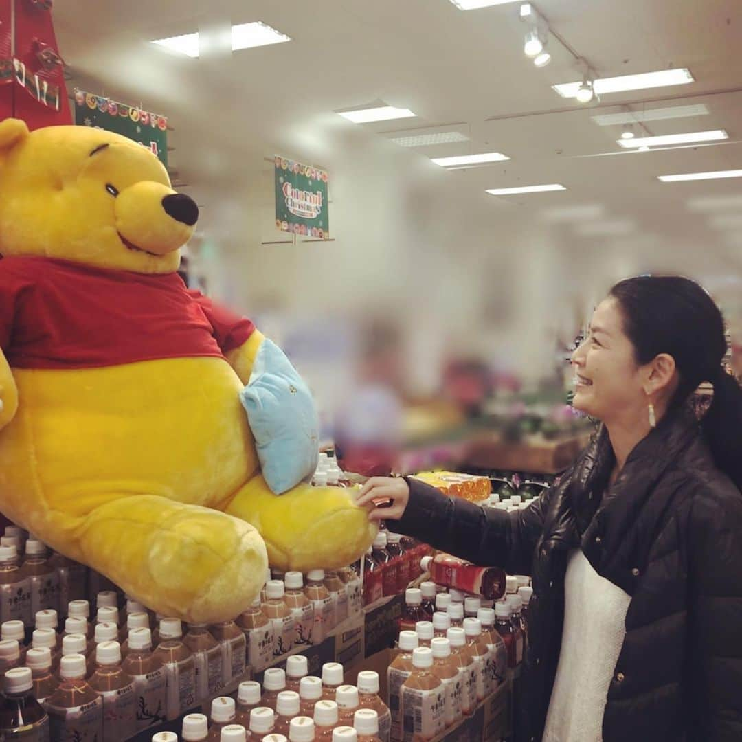 睦さんのインスタグラム写真 - (睦Instagram)「嬉しいバッタリ😆  #大きい  #スーパー　 #スーパーマーケット  #supermarket  #見つけた  #ディスプレイ  #プー　 #memories  #smile  #笑顔　 #プーさん　 #ぷーさん  #display  #嬉しい　 #可愛い　 #偶然  #ばったり  #でかい  #ぬいどり　？ #でっかい  #lovely  #winniethepooh  #pooh  #ssw  #作詞家  #artist  #lyricist  #model  #井上睦都実 #睦」12月4日 7時39分 - mutsumi1220