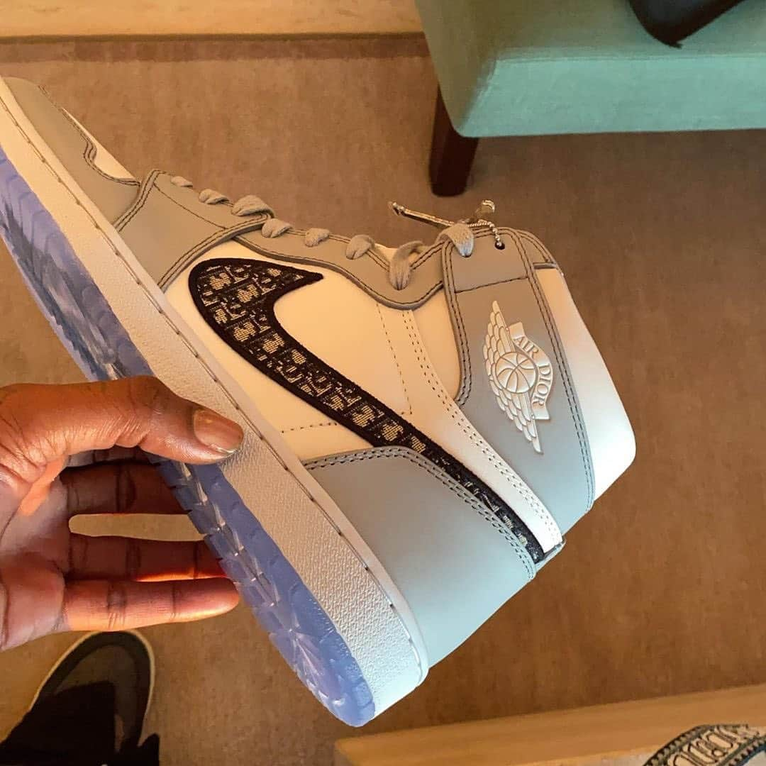 Sneaker News x Jordans Dailyさんのインスタグラム写真 - (Sneaker News x Jordans DailyInstagram)「DAMN 🤯 @travisscott is the first to reveal the @dior x Air Jordan 1... All over print along the swoosh, cobranded Wings insignia, and some icy blue soles that seem to hide a graphic right within. Would you drop the rumored $2K retail on these? Link in the bio for details #jordansdaily」12月4日 7時43分 - jordansdaily